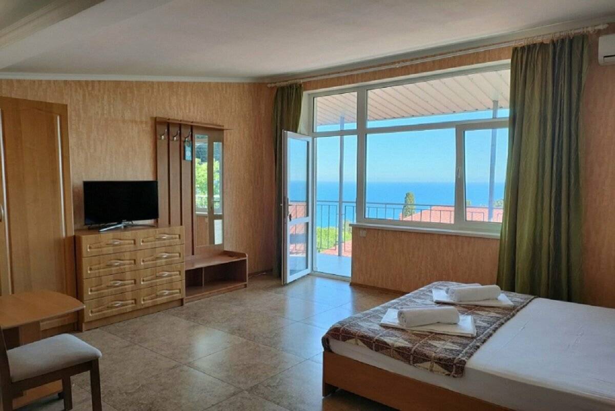 Фотографии номера Четырехместный номер с видом на море в Гостевом доме Усадьба у графского парка Алупка