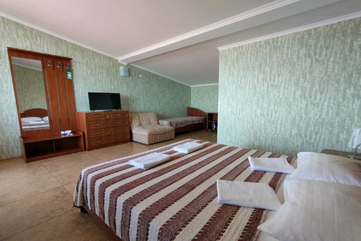 Фотографии номера Четырехместный номер с видом на море в Гостевом доме Усадьба у графского парка Алупка