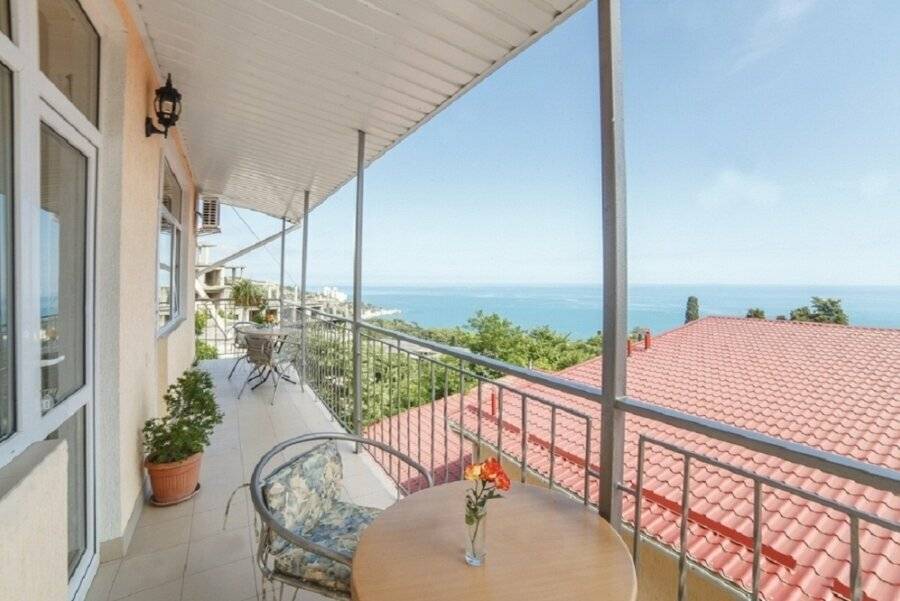 Фотографии номера Четырехместный номер с видом на море в Гостевом доме Усадьба у графского парка Алупка