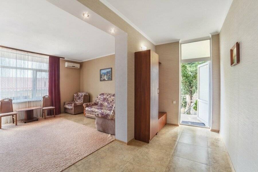 Фотографии номера Семейный номер с балконом в Гостевом доме Усадьба у графского парка Алупка