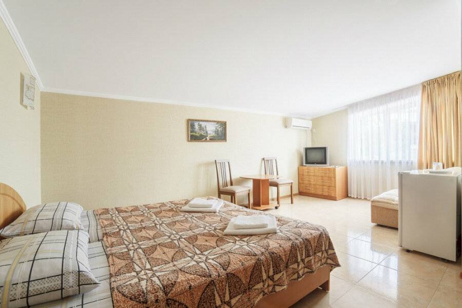 Фотографии номера Просторный двухместный номер с 2 отдельными кроватями в Гостевом доме Усадьба у графского парка Алупка