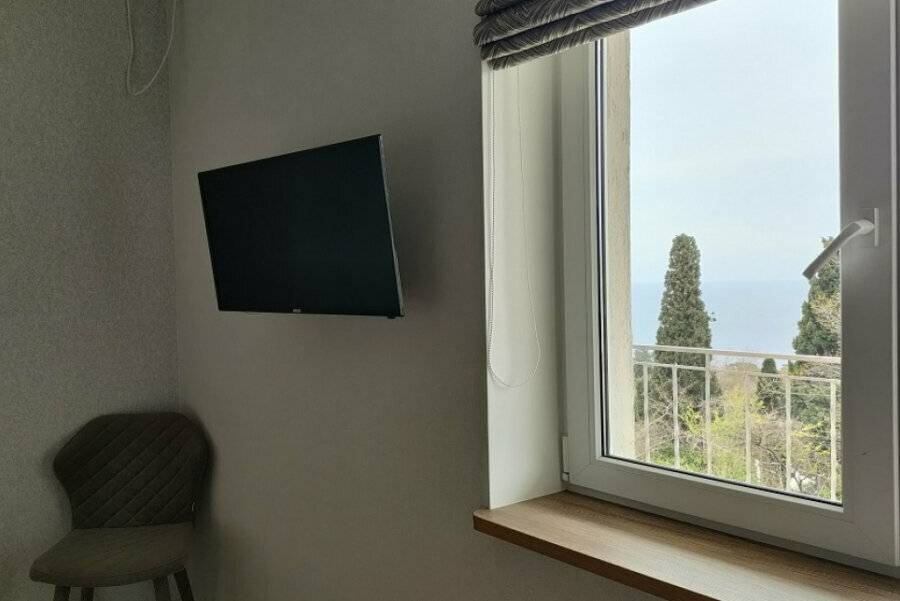 Фотографии номера Полулюкс с видом на море в Гостевом доме Усадьба у графского парка Алупка