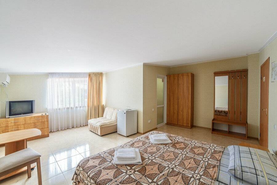 Фотографии номера Просторный двухместный номер с 2 отдельными кроватями в Гостевом доме Усадьба у графского парка Алупка