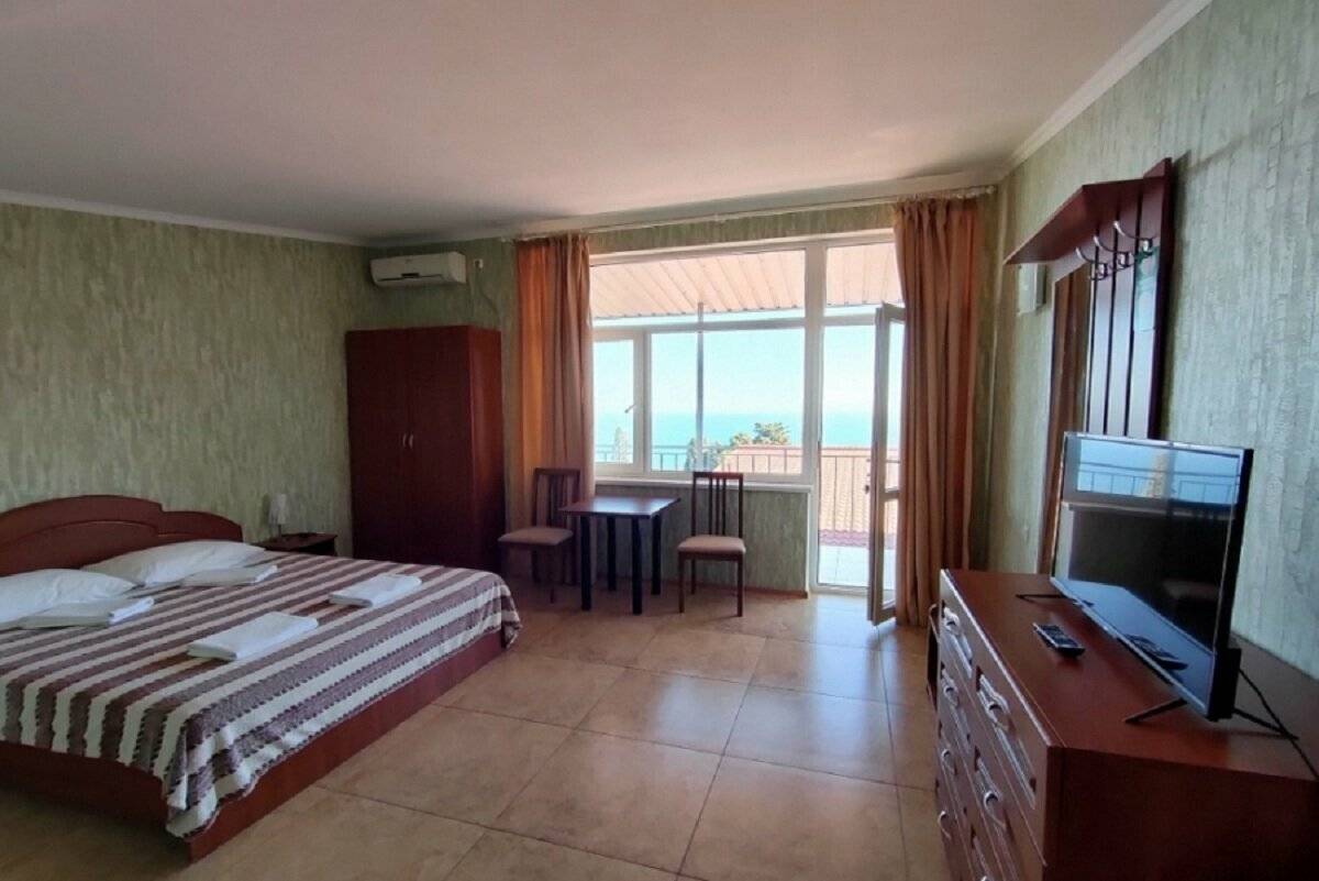 Фотографии номера Четырехместный номер с видом на море в Гостевом доме Усадьба у графского парка Алупка